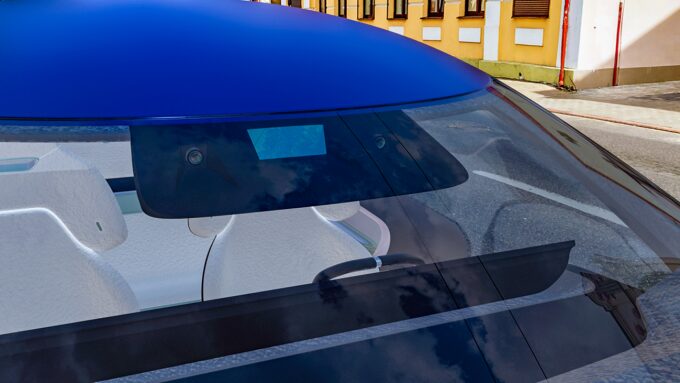 ADASのデュアルカメラが搭載された自動車のイメージ図